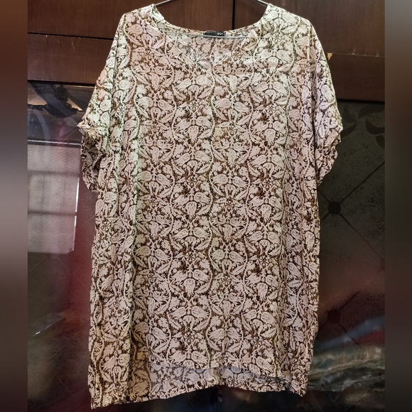 DQ+ Tops - Floral print plus size v-neck top( size 3XL)